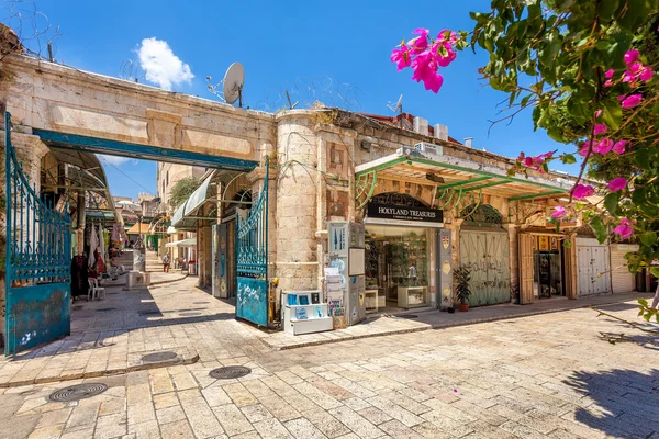 Lojas de presentes no bazar na Cidade Velha de Jerusalém . — Fotografia de Stock
