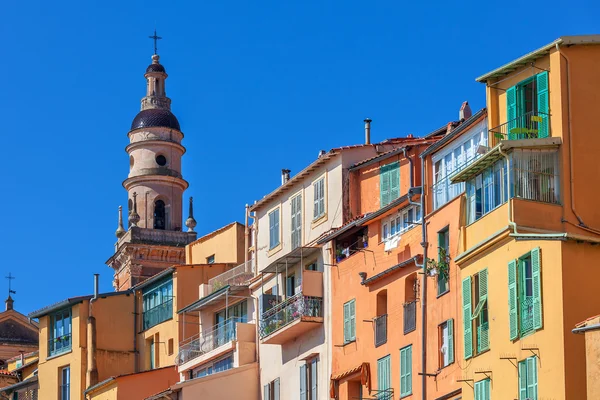 Farbenfrohe Häuser und Glockenturm in Menton, Frankreich. — Stockfoto