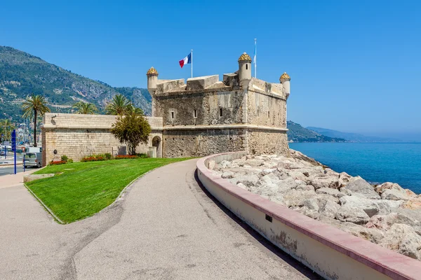 Strandpromenaden och medeltida citadellet i menton, Frankrike. — Stockfoto