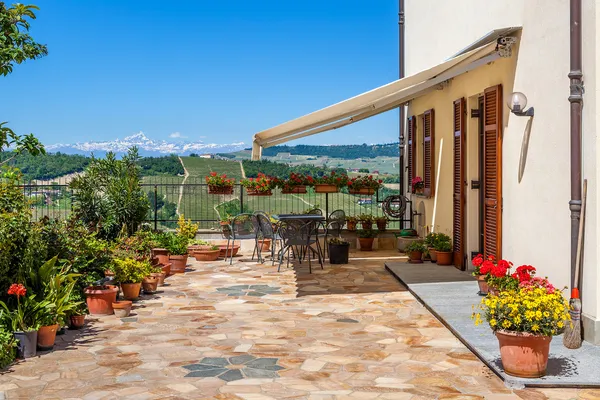 House terrace with view on hills in Italy. — Stock Photo, Image