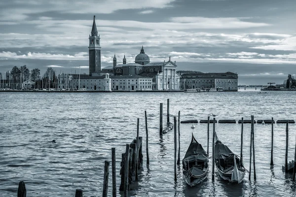 Γόνδολα στο μεγάλο κανάλι και san giorgio maggiore εκκλησία. — Φωτογραφία Αρχείου