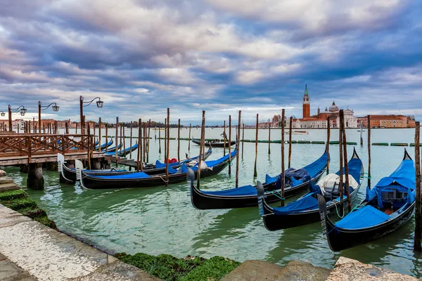 Góndolas atadas en Gran Canal en Venecia, Italia . — Foto de Stock