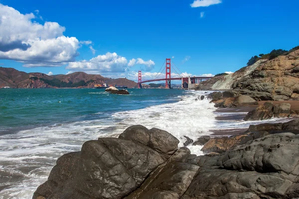 Rocky shoreline and Golden Gate Bridge in San Francisco. — Stock Photo, Image