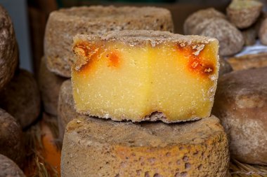 Mahkemede sert olgun peynir.