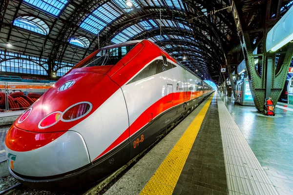 Frecciarossa sur la gare centrale de Milan . — Photo