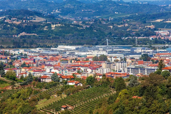 Staden av alba bland kullarna i Piemonte, Italien. — Stockfoto