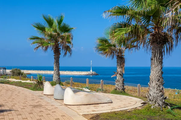 Sonnenliegen auf der Promenade in ashkelon, israel. — Stockfoto