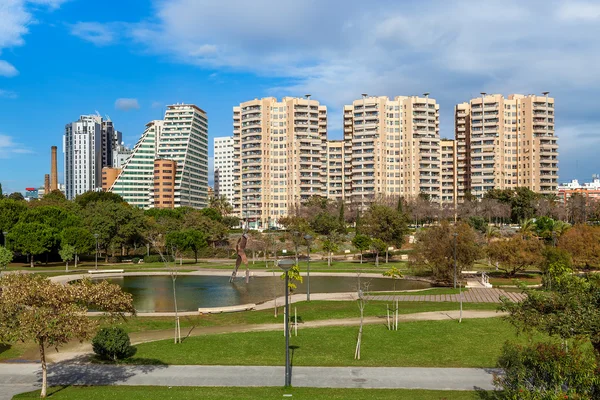 Parque de Turia e edifícios modernos em Valência, Espanha . — Fotografia de Stock