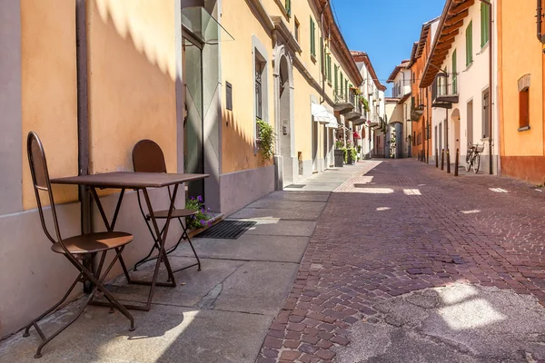 Cafétisch auf der Straße in alba, italien. — Stockfoto