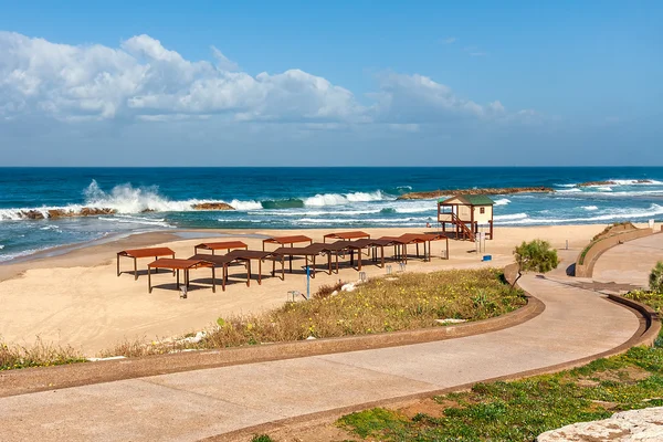 Strandpromenaden och tom strand vid Medelhavet. — Stockfoto