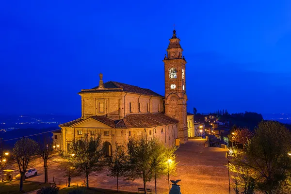 밤에 조명 하는 천주교 교회. — 스톡 사진