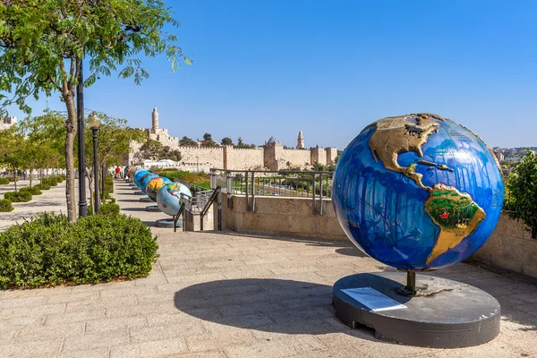 在耶路撒冷旧城的地球仪展览会. — 图库照片