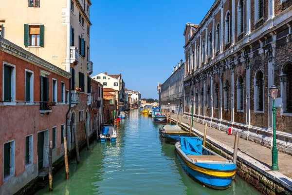 Tipico paesaggio urbano di Venezia, Italia . — Foto Stock