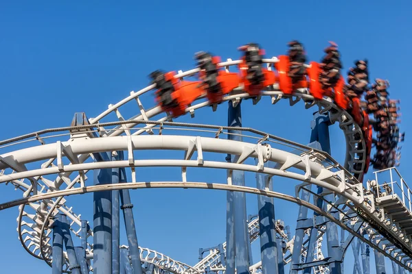 Jeździć roller coaster. — Zdjęcie stockowe