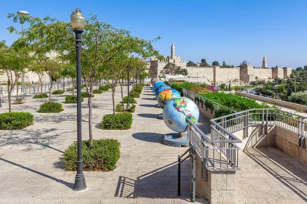 Cool Globes exibition in Old City of Jerusalem. — Stock Photo, Image