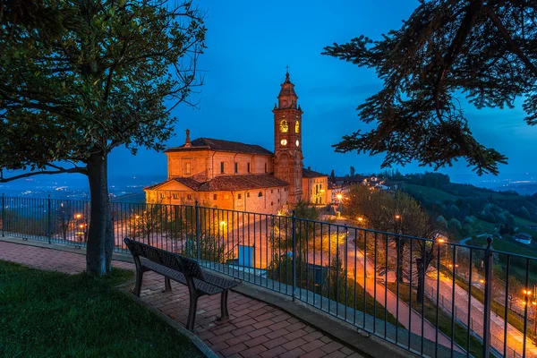 Nacht uitzicht op Diano D'Alba. — Stockfoto