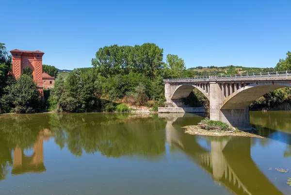 Ponte sul fiume Tanaro in Italia . — Foto Stock