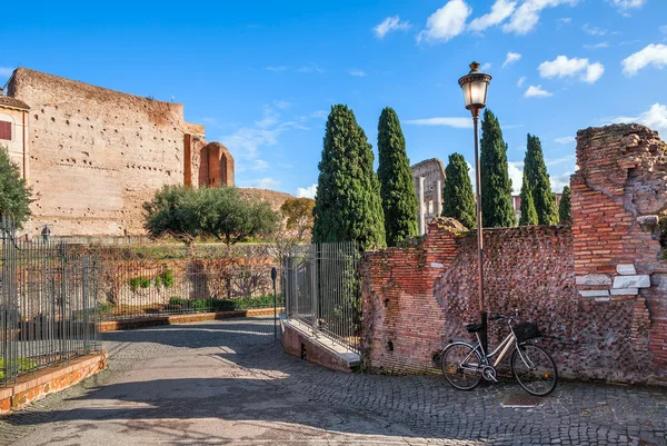 Vélo appuyé sur le mur et le lampadaire à Rome . — Photo