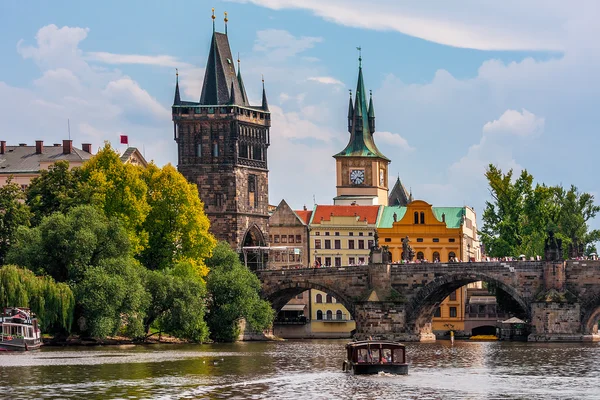 Středověká věž a Karlův most v Praze. — Stock fotografie