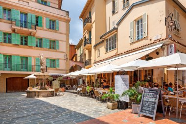 monaco-ville içinde küçük kare üzerine Restoran.