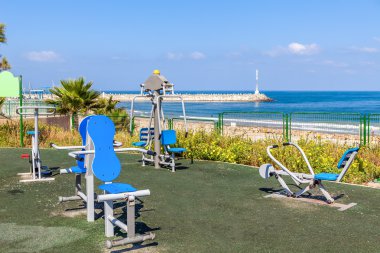 promenade üzerinde genel fitness ekipmanları.