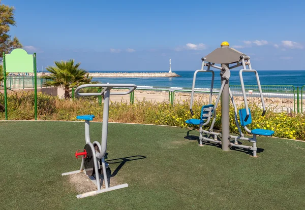 Openbare fitnessapparatuur in ahkelon, Israël. — Stockfoto