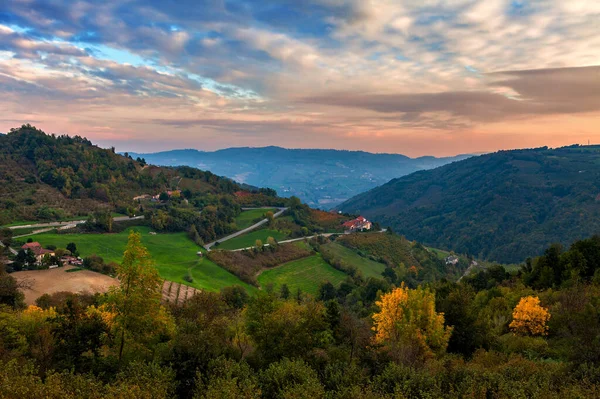 Blick Von Oben Auf Bunte Herbstliche Hügel Unter Herrlichem Himmel — Stockfoto