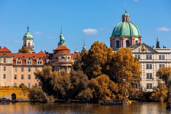 捷克共和国布拉格旧城蓝天下的Vltava河 阿西西教堂圣方济各的树和树冠 — 图库照片