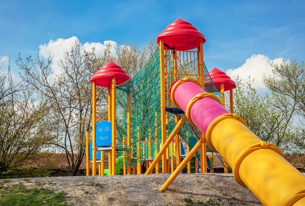 Diapositiva coloratasul parco giochi . — Foto Stock