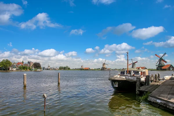 Boot op de rivier in Nederlands dorp. — Stockfoto