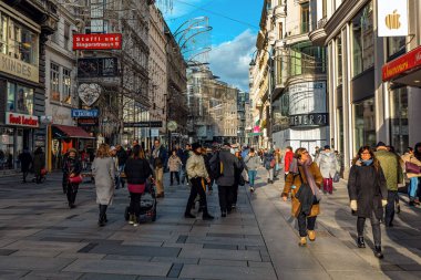 VIENNA, AUSTRIA - 03 Aralık 2019: Karntner Caddesi 'nde yürüyen insanlar - Viyana' nın merkezindeki en ünlü alışveriş caddesi.