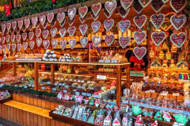 Avusturya, Viyana 'daki ünlü Noel pazarında kalp şeklinde zencefilli kurabiye, geleneksel tatlı ve şekerler.