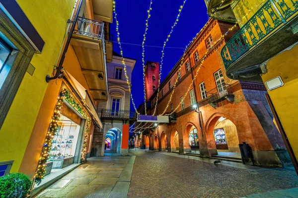 Cobblestone Voetgangersstraat Met Kerstverlichting Het Oude Centrum Van Alba Piemonte — Stockfoto