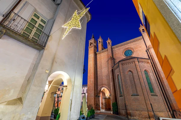 意大利北部皮埃蒙特阿尔巴小镇的圣诞照明和圣洛伦佐主教座堂 — 图库照片