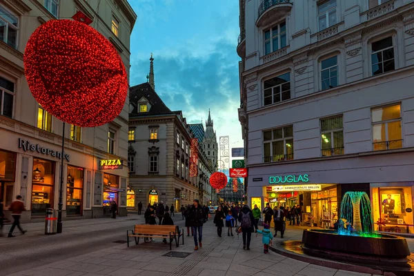 Vienna Oostenrijk December 2019 Mensen Lopen Verlichte Versierde Avondstraat Het — Stockfoto