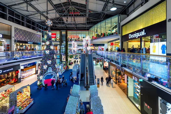 ウィーン オーストリア 2019年12月4日 人々はドナウ中心部のお店に沿って歩く オーストリアのウィーンでクリスマス休暇のために装飾されたモダンなショッピングセンター — ストック写真