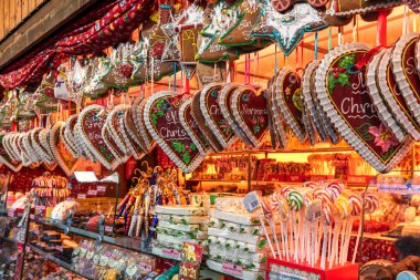 Kalp şeklinde geleneksel zencefilli kurabiyeler Viyana, Avusturya 'daki ünlü Noel pazarında indirimde..