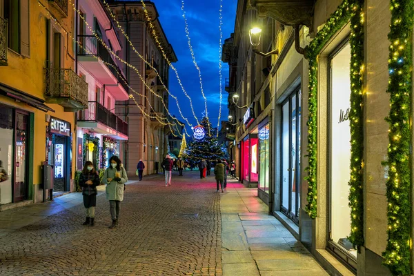 Alba イタリア 2020年12月15日 旧市街の石畳の通りを歩く人々が点灯し アルバのクリスマス休暇のために装飾 ランゲの首都 ピエモンテ州 北イタリアの有名な観光地 — ストック写真