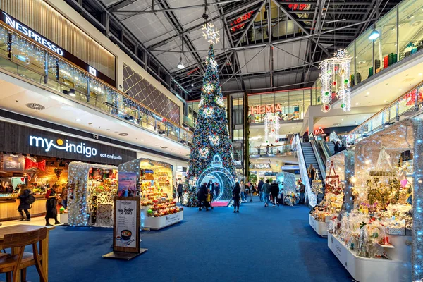 ウィーン オーストリア 2019年12月4日 人々は店に沿って歩き ドナウ センターに立っています オーストリアのウィーンでクリスマス休暇のために装飾されたモダンなショッピングセンター — ストック写真