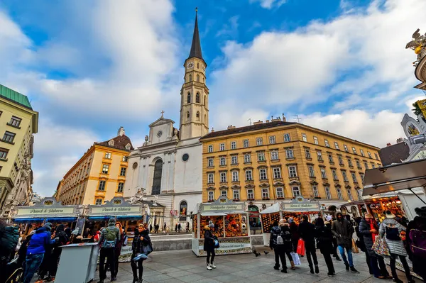 Wiedeń Austria Grudzień 2019 Ludzie Kupujący Jarmarku Bożonarodzeniowym Przed Kościołem — Zdjęcie stockowe