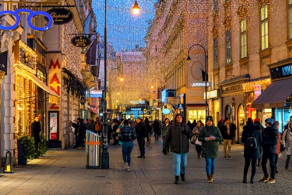 Vídeň Rakousko Prosince 2019 Lidé Procházející Ulici Centru Města Osvětleni Stock Snímky