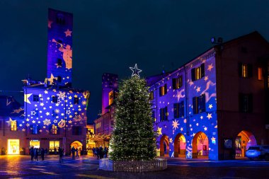 ALBA, ITALY - 07 Aralık 2020: Aydınlatma gösterisi ve Alba 'da şehir meydanında Noel ağacı - beyaz trüf mantarları ve şarap üretimiyle ünlü başkenti Langhe bölgesi.