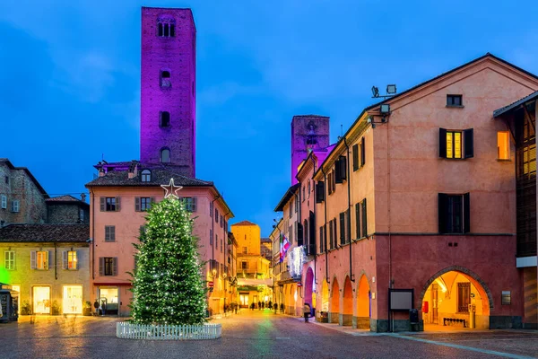 Árbol Navidad Iluminado Plaza Ciudad Como Antiguas Torres Medievales Fondo —  Fotos de Stock