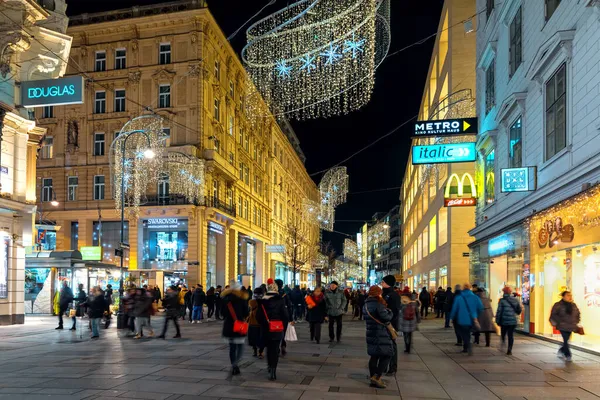 Wiedeń Austria Grudzień 2019 Ludzie Deptaku Urządzeni Oświetleni Święta Bożego — Zdjęcie stockowe