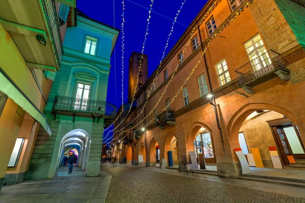 Estrecha Calle Empedrada Entre Edificios Históricos Iluminados Por Luces Navidad —  Fotos de Stock