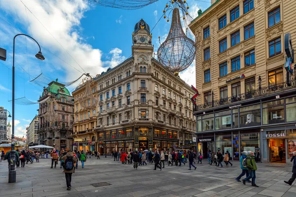 ウィーン オーストリア 2019年12月3日 人々はグラーベンのお店やお店を歩いています ウィーン オーストリアで最も有名なプロモーションやショッピング街の1つ — ストック写真
