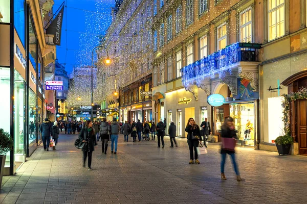 Vienna Österrike December 2019 Folk Går Gatan Stadens Centrum Upplysta — Stockfoto