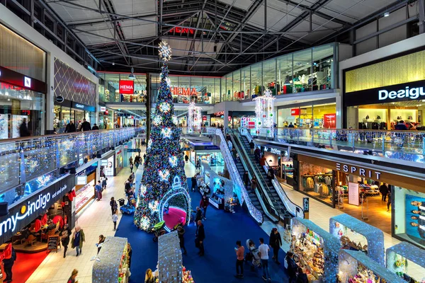 Wiedeń Austria Grudzień 2019 Ludzie Spacerują Donau Centrum Między Sklepami — Zdjęcie stockowe