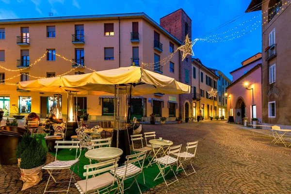 이탈리아 바라는 마을에서 크리스마스 조명에 조명을 비추고 광장에 — 스톡 사진