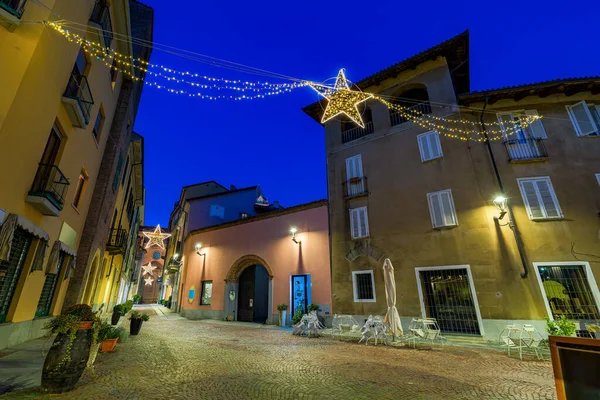 Julbelysning Över Litet Kullerstenstorg Och Historiska Byggnader Kvällen Alba Piemonte — Stockfoto